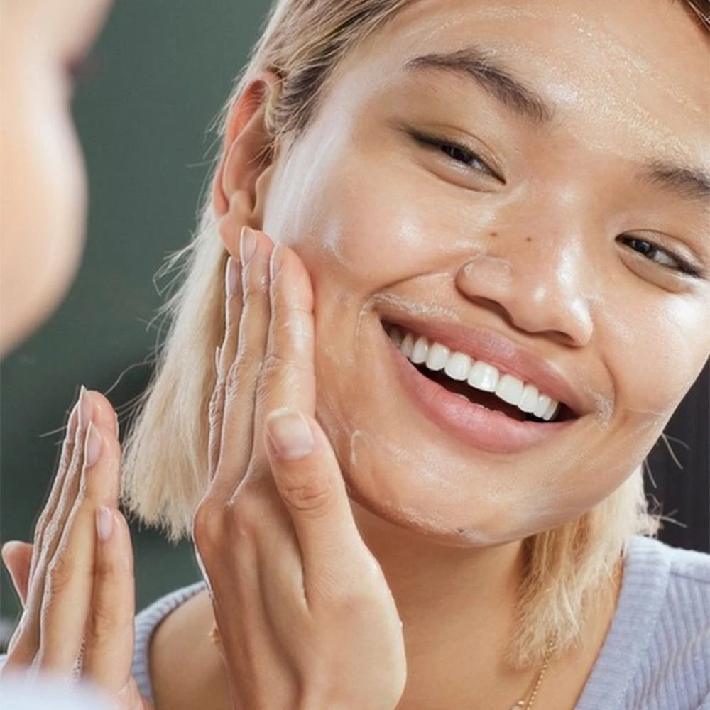 The Body Shop - Gesichtspeeling mit Vitamin C (100 ml) – Bild 3